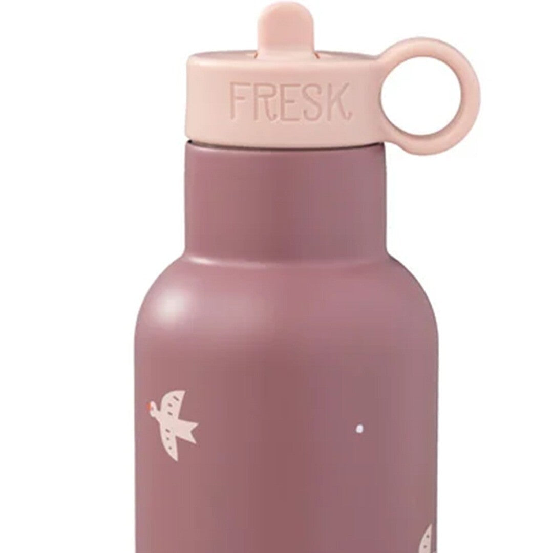 Fresk soft pink dop voor thermosfles op een donkerroze fles met vogelpatroon.