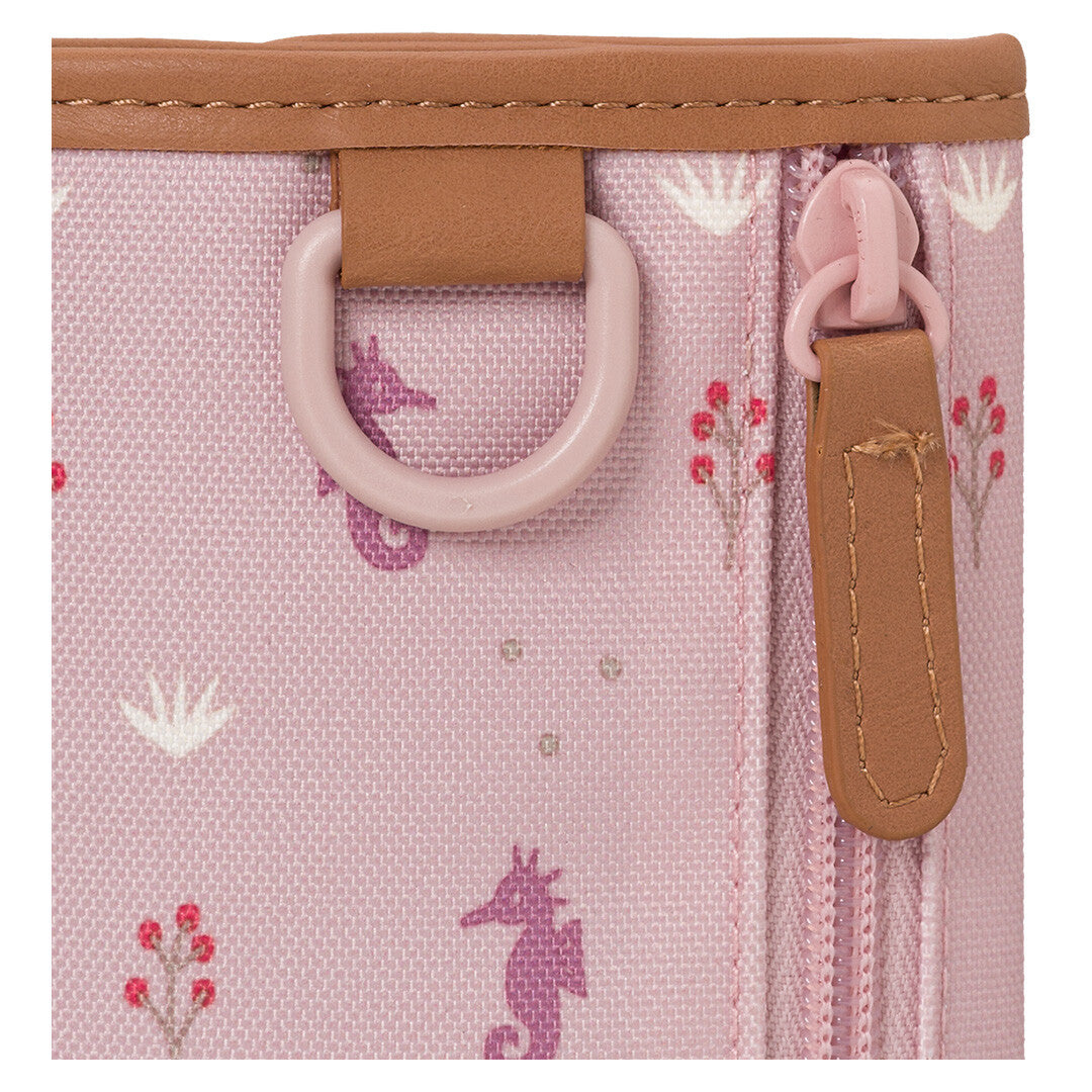 Detail van de rits en D-ring aan de roze kinderportemonnee met zeepaardjes.