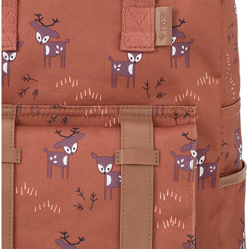 Detail van de amberbruine Fresk kinderrugtas met hertenpatroon en leren gespen.