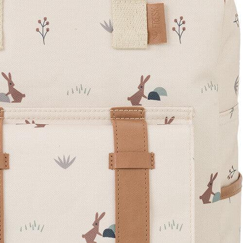 Detail van de Fresk kinderrugtas met konijnenpatroon en merklabel.