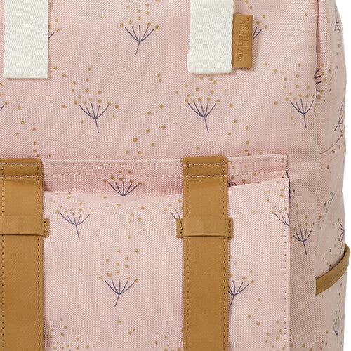 Detail van de Fresk roze kinderrugtas met paardenbloem patroon en het merklabel.