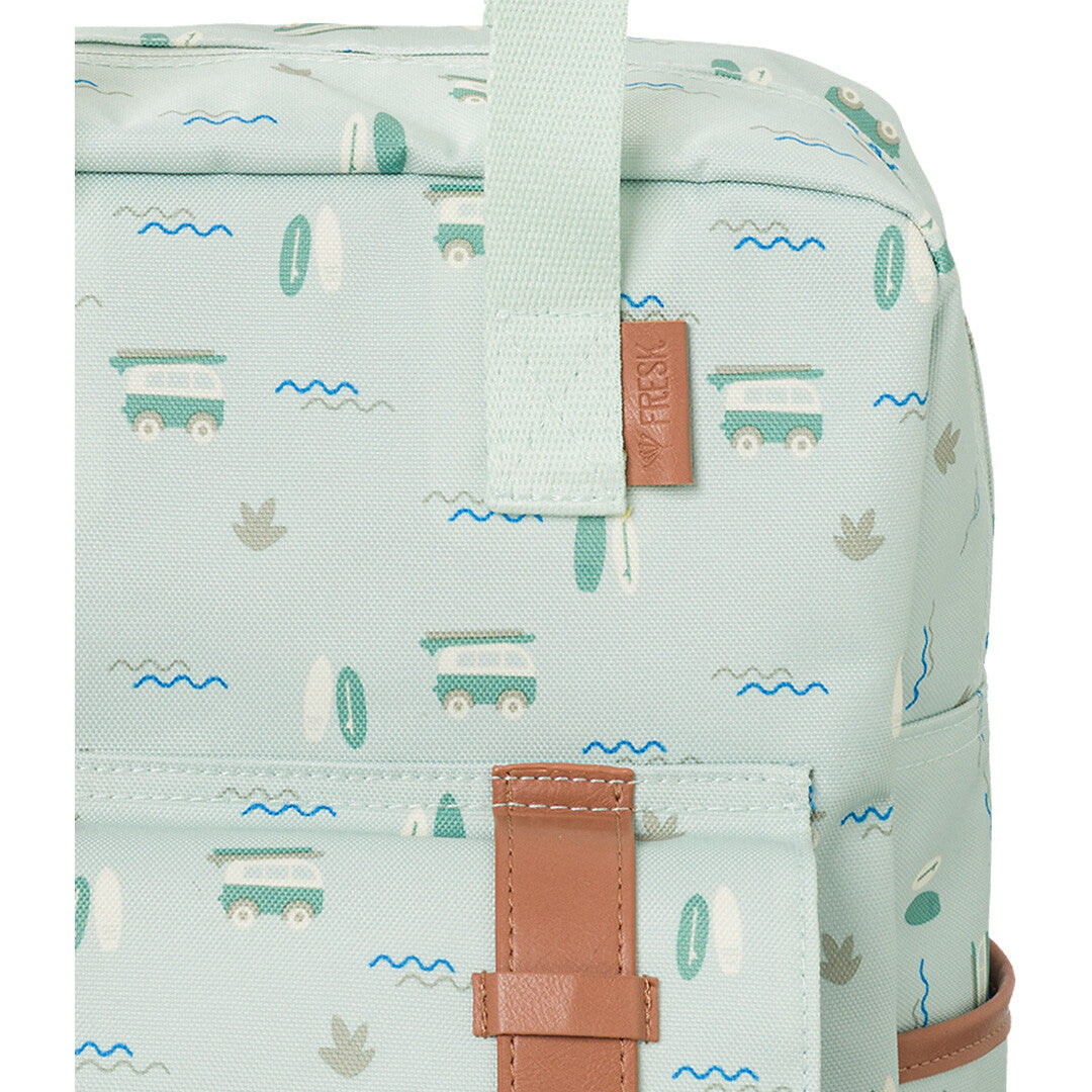 Detail van de Fresk kinderrugtas met surferpatroon en merklabel.