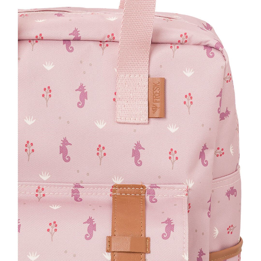 Detail van de Fresk roze kinderrugtas met zeepaardjes patroon en merklabel.