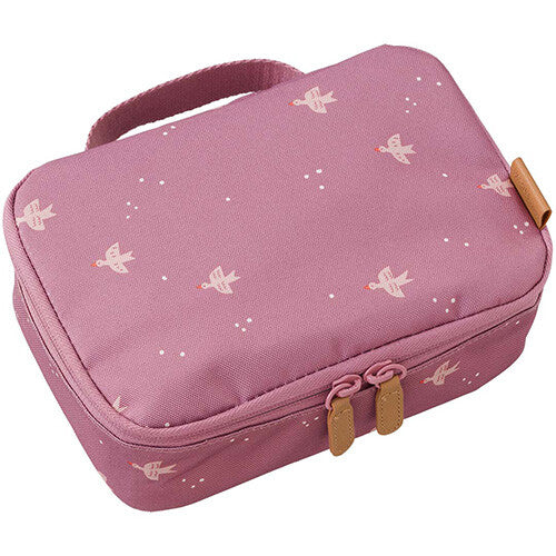 Fresk roze lunchtas met zwaluwpatroon, gesloten en schuin gefotografeerd.