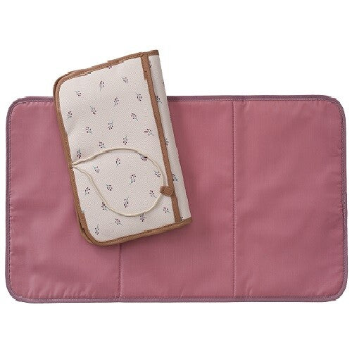 Fresk luieretui met besjespatroon, deels opengeklapt op het roze verschoonkussen.