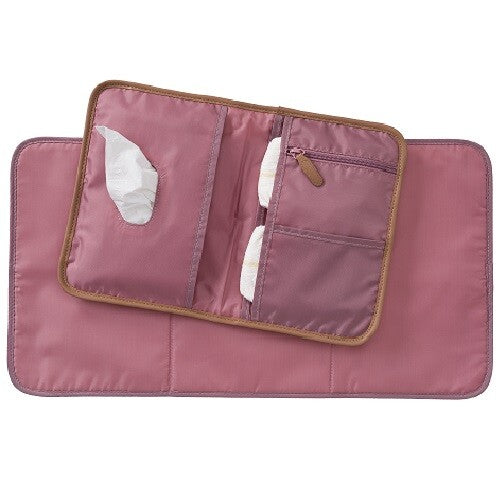 Fresk luieretui met besjespatroon opengeklapt op het roze verschoonkussen, gevuld met luiers en babydoekjes.