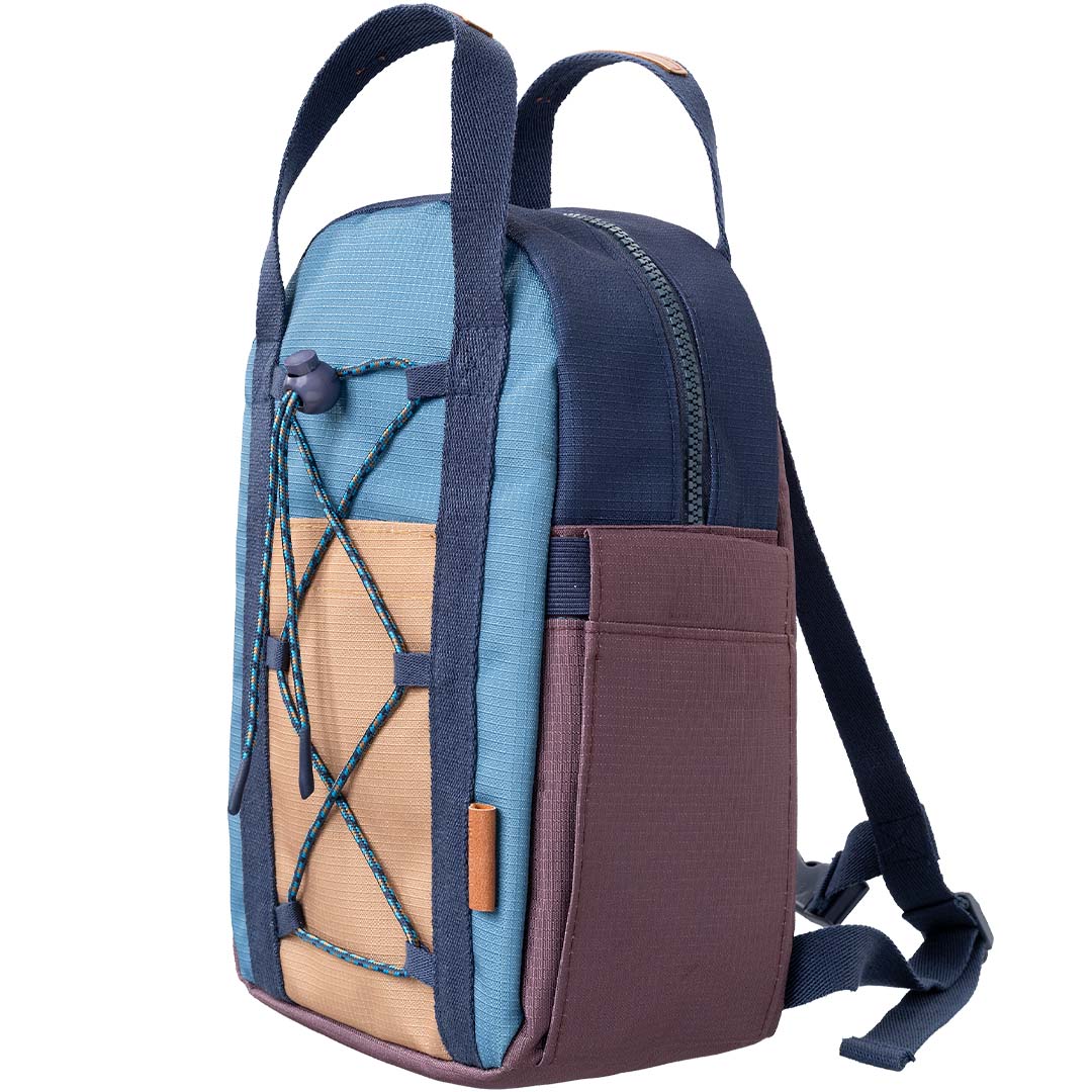 Zijaanzicht van de Fresk peuterrugzak in blauw, beige en paars met ritssluiting en zijvak.