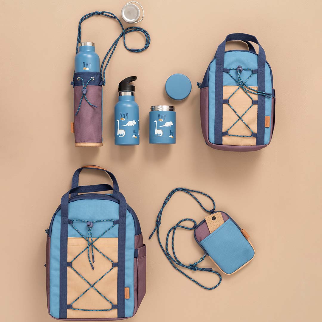 Collectie van Fresk peuterrugzakken, drinkflessen en een thermosfles in bijpassende blauwe en paarse kleuren.