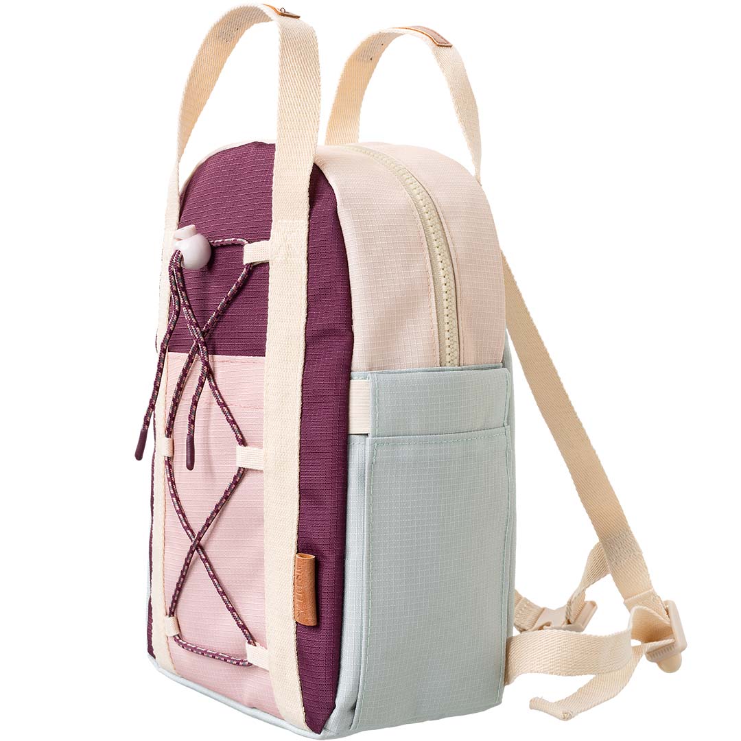 Fresk peuterrugzak outdoors in cameo rose, schuin van de zijkant gezien met een zijvak en schouderband.