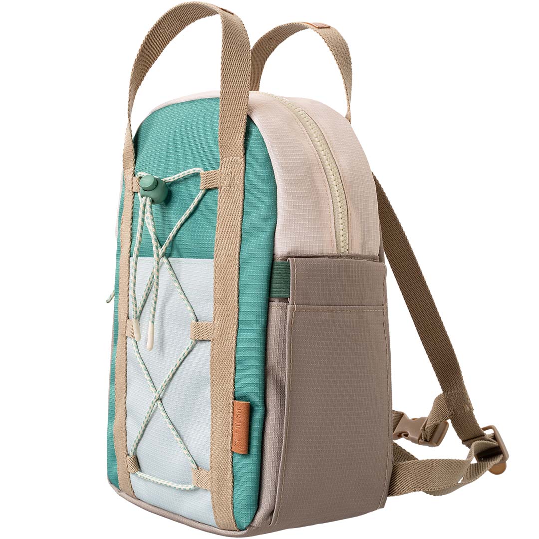 Schuine weergave van de Fresk peuterrugzak in groen, lichtblauw en beige, met een zijvak en rits.