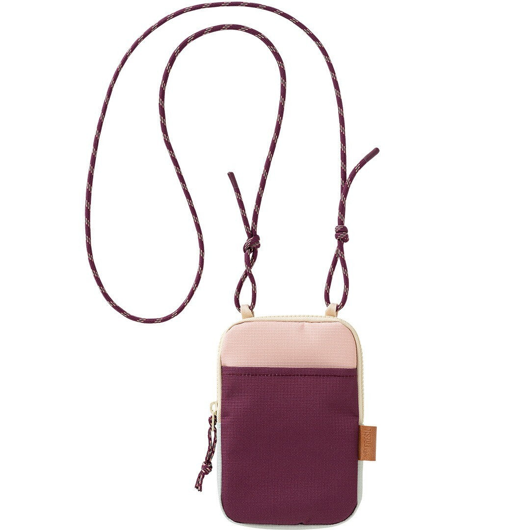 fresk reistasje outdoors in cameo rose met lange draagband en ritsvak.