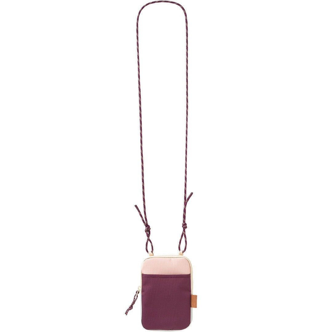 fresk reistasje outdoors in cameo rose met lange draagband.