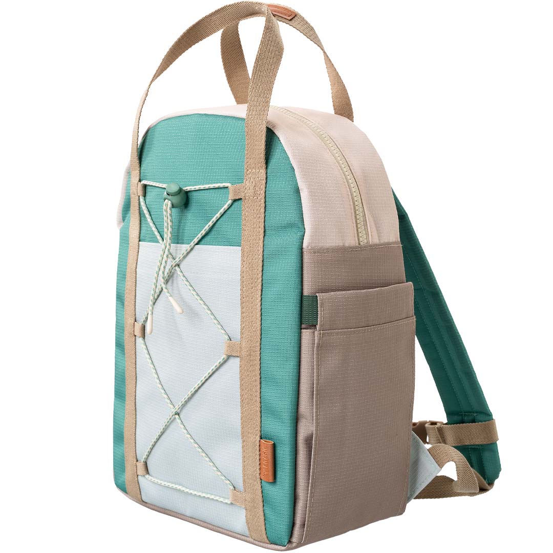 Schuine weergave van de fresk schoolrugzak in teal, lichtblauw en beige met zijvak.