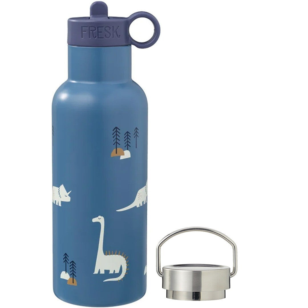 Fresk blauwe RVS thermosfles met dinopatroon, met een blauwe drinkdop en een losse zilveren draaidop ernaast.