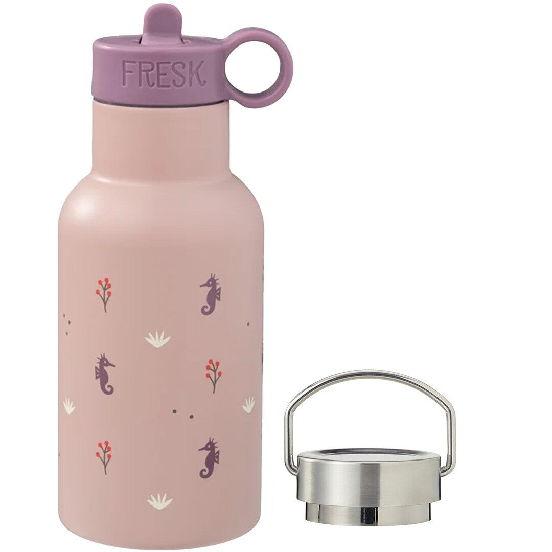 Fresk roze thermosfles met zeepaardjespatroon en twee doppen, een paarse drinkdop en een zilveren schroefdop.
