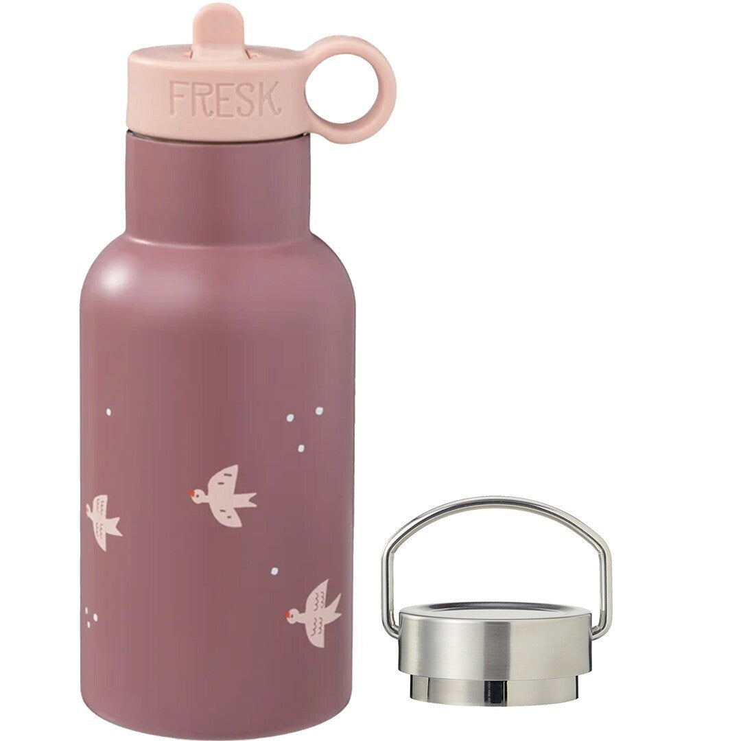 Fresk roze rvs thermosfles met zwaluwpatroon, lichtroze drinkdop en een extra zilveren dop ernaast.