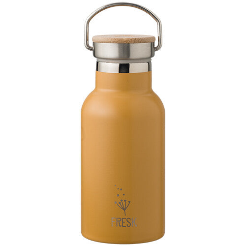 Fresk amber gouden thermosfles van roestvrij staal met houten dop en metalen handvat.