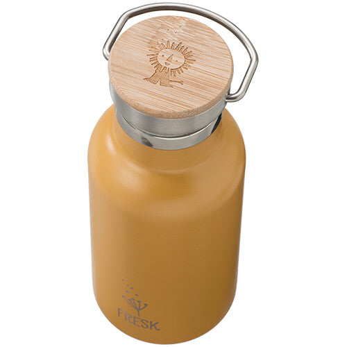 Fresk amber gouden thermosfles met houten dop waarop een leeuwenkop is gegraveerd.