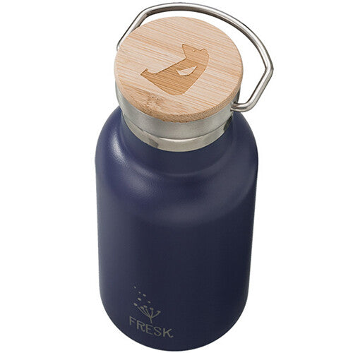 Fresk thermosfles in nightshadow blue, schuin van bovenaf gezien, met een gegraveerde beer op de houten dop.
