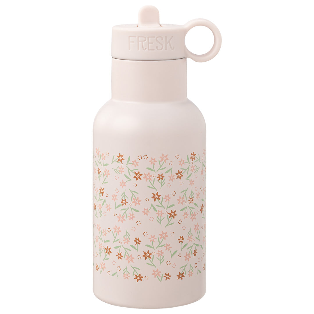 Fresk roze thermosfles met gebloemd patroon en een lichtroze drinktuit.
