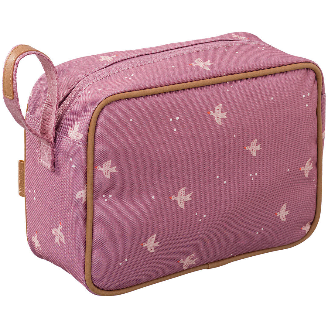 Fresk roze toilettas met zwaluw- en stippenpatroon, schuin van bovenaf.