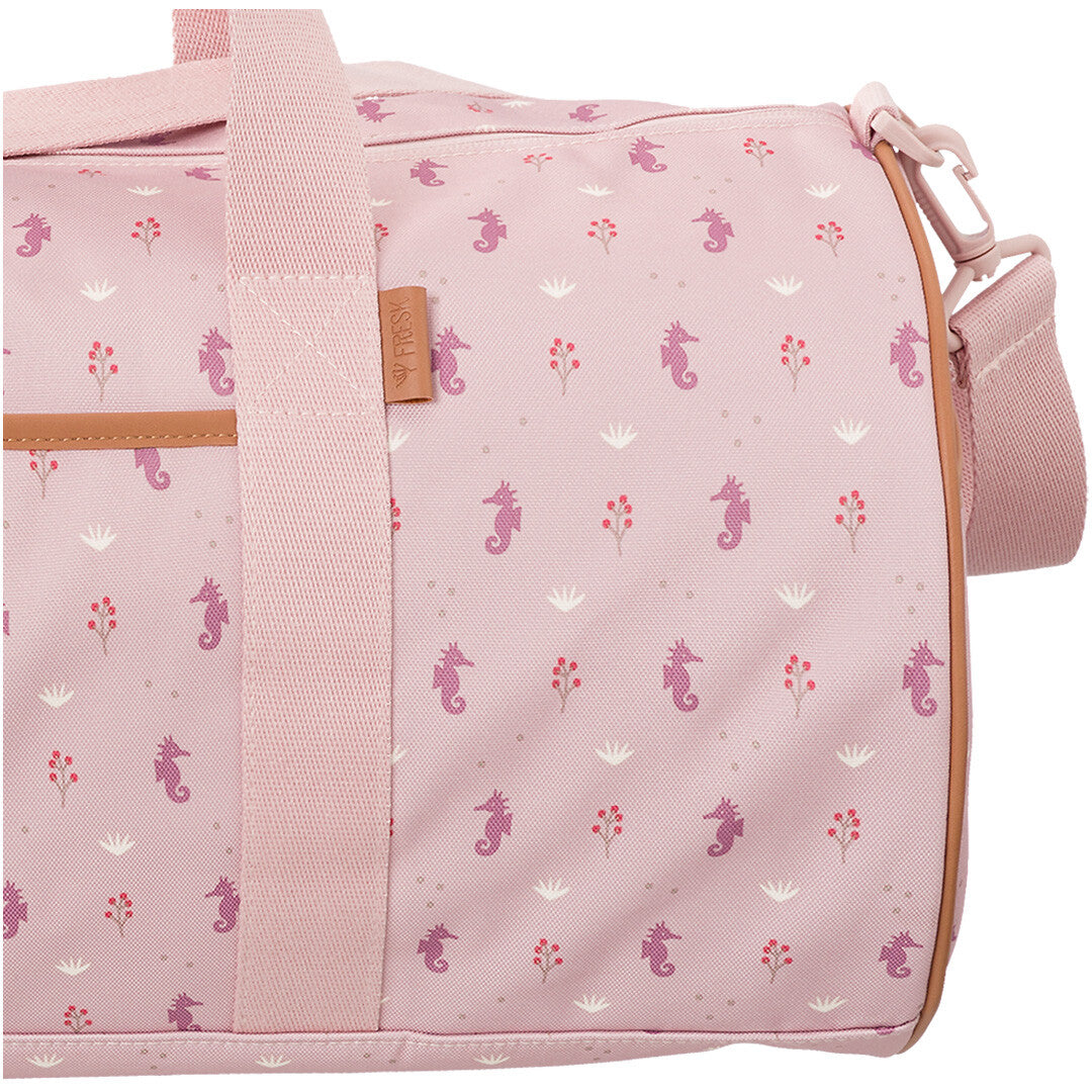 Detail van de Fresk roze weekendtas met zeepaardjes en bladeren patroon.