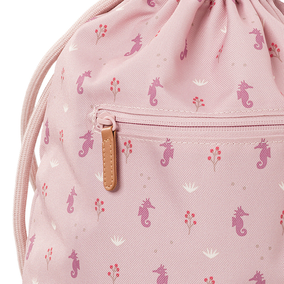 Detail van de roze Fresk kinder zwemtas met trekkoord, met een close-up van het ritsvak en het patroon van zeepaardjes en bloemen.