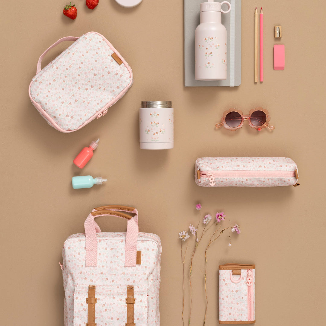 Collectie Fresk schoolspullen met roze gebloemd patroon, waaronder een rugzak, lunchtas en pennenetui.