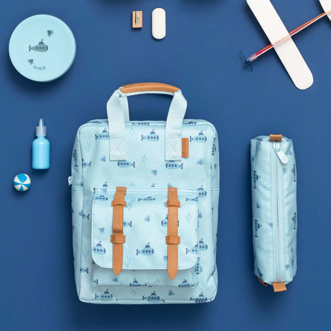 Fresk collectie van schoolspullen met onderzeeërthema, inclusief een rugzak en pennenetui.