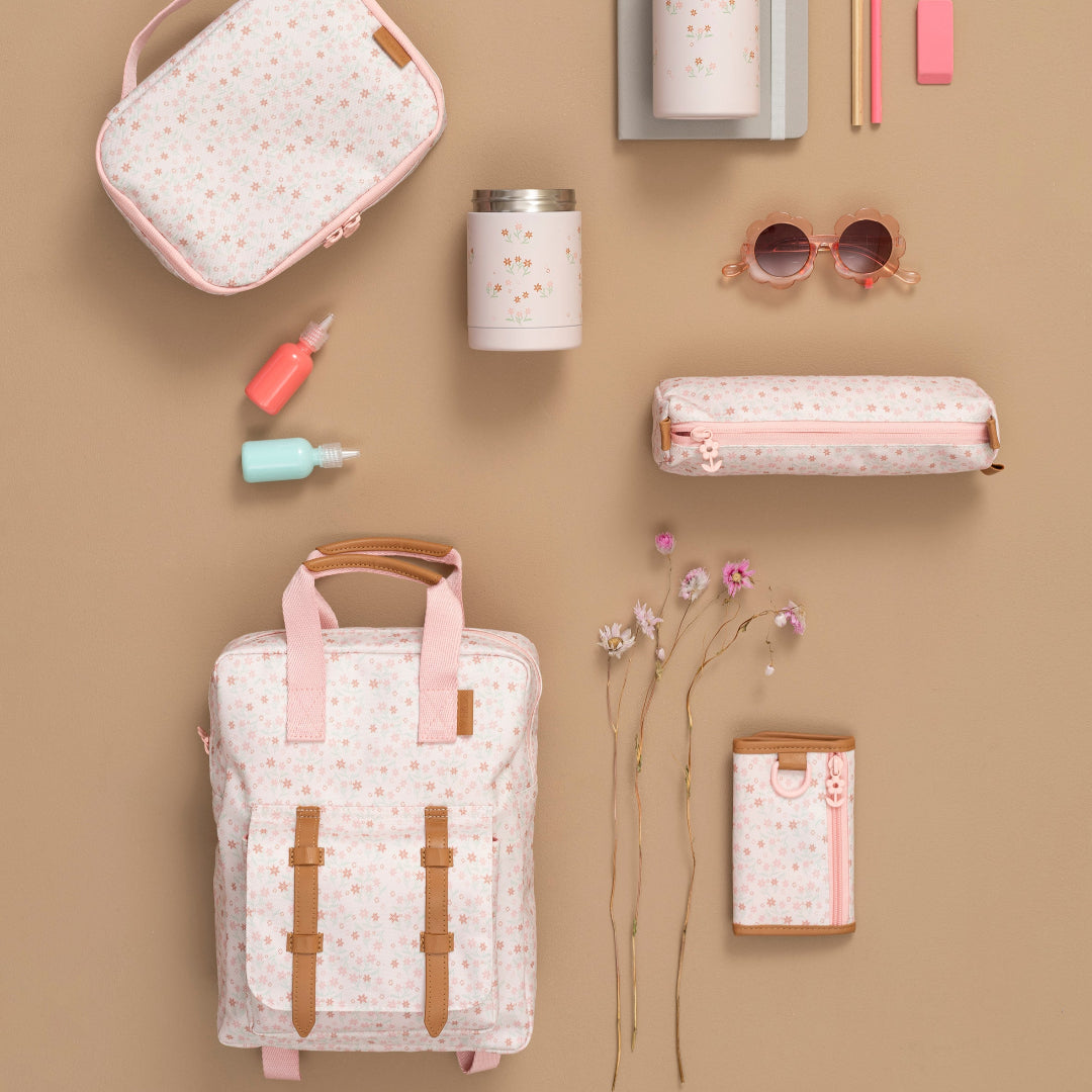 Diverse Fresk schoolspullen en accessoires met garden flowers patroon, waaronder een rugzak en drinkfles.