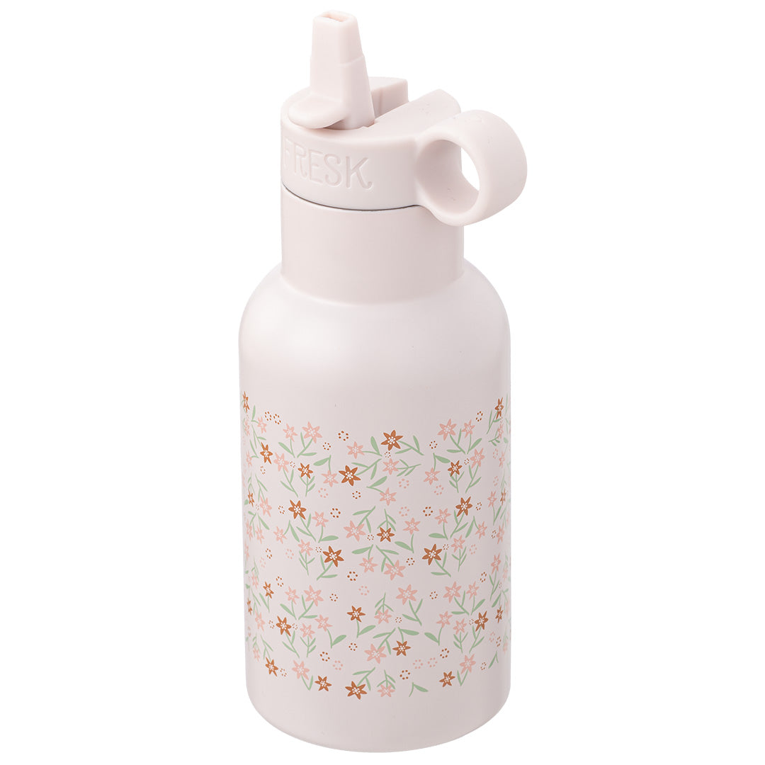 Fresk roze thermosfles met gebloemd patroon en opengeklapte drinktuit.