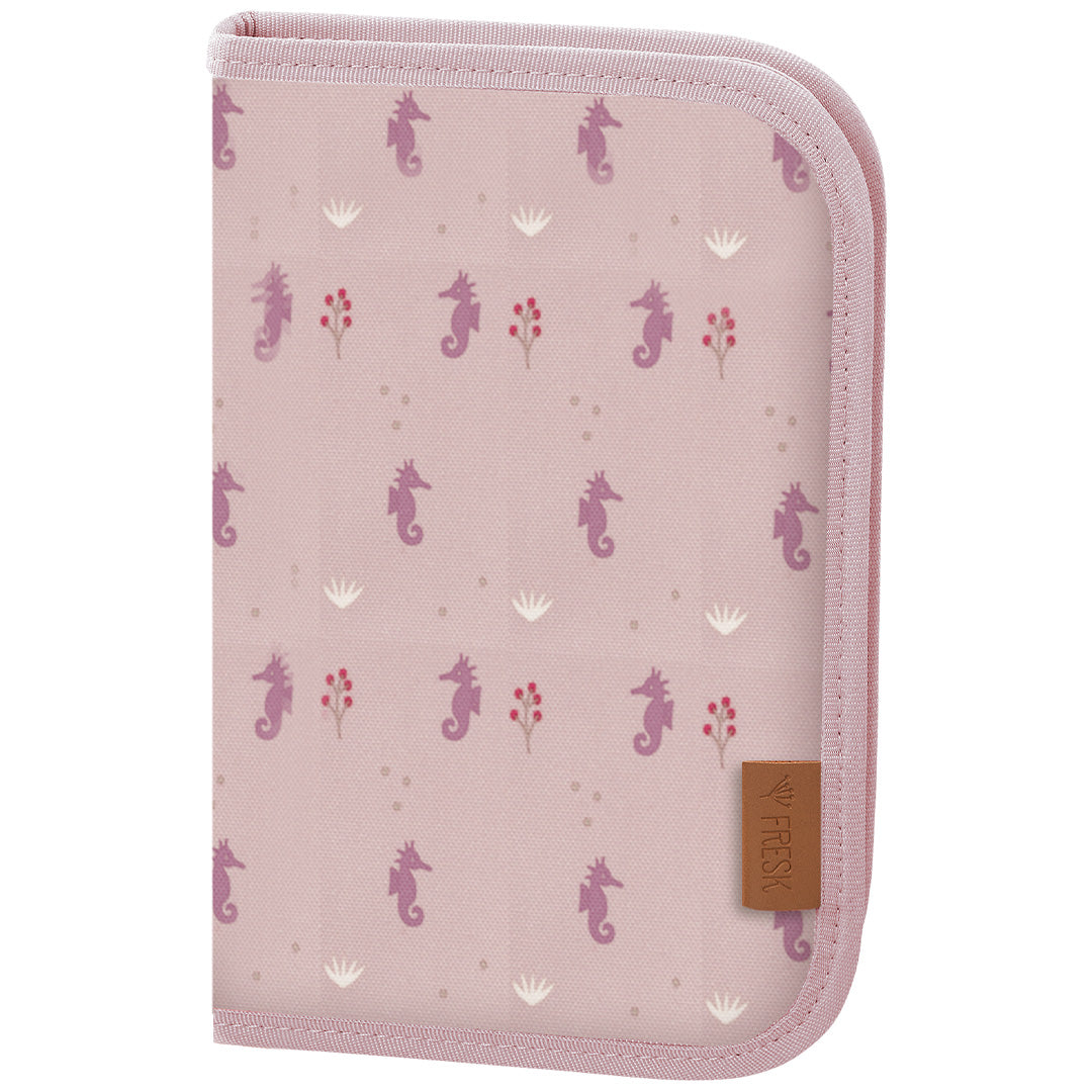 Fresk roze etui met een zeepaardjespatroon.
