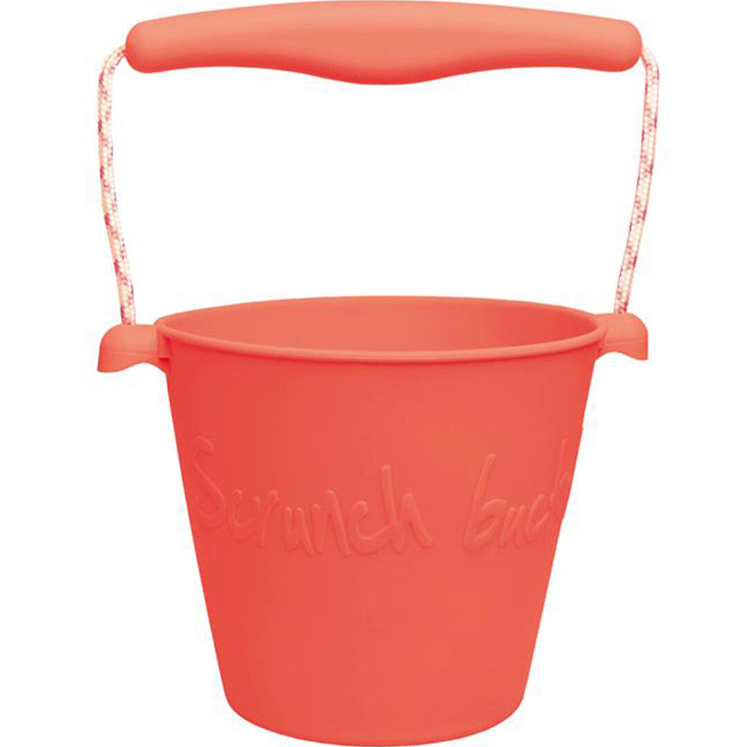 Funkit Scrunch emmer van koraalkleurig siliconen met de tekst 'Scrunch bucket' op de zijkant.