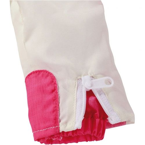 Detail van de onderkant van een witte en roze poppen skipant met rits.