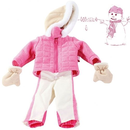 Götz 3-delig poppenskipak met roze jas, witte broek en wanten, met een getekende sneeuwpop op de achtergrond.