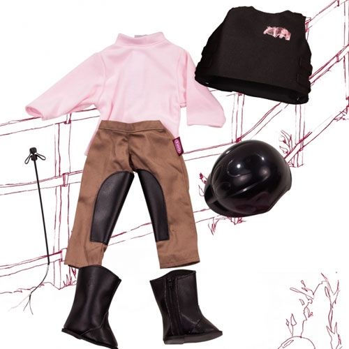 Götz poppen paardrijset met roze shirt, bruine broek, zwarte laarzen, zwarte cap, zwarte bodyprotector en zweep, op een achtergrond met tekening.