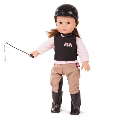 Götz pop met bruin haar draagt de roze paardrijoutfit met zwarte bodyprotector, cap en zweep.