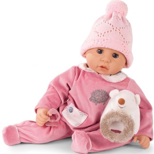 Götz babypop Cookie in roze outfit met muts, speen en een pluche egel rammelaar.