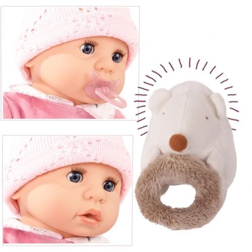 Collage van de babypop met en zonder roze speen, en de witte pluche egel rammelaar.