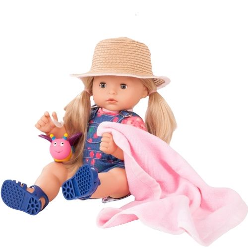 Götz babypop Maxy Aquini Cherry Kiss met strohoed, denim tuinbroek, blauwe sandalen, roze deken en vlinderspeeltje.