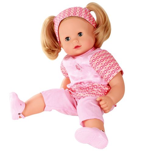 Gotz babypop Maxy Muffin met blonde pigtails en een roze outfit met geometrisch patroon.