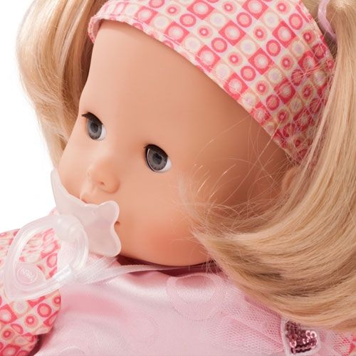 Close-up van de Gotz babypop Maxy Muffin met een speen in haar mond.