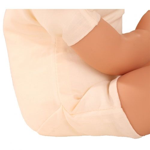 Detail van de zachte stoffen romp en arm van de Gotz babypop Maxy Muffin.