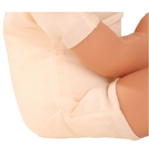Detail van de babypop met een lichtgekleurde romper aan.
