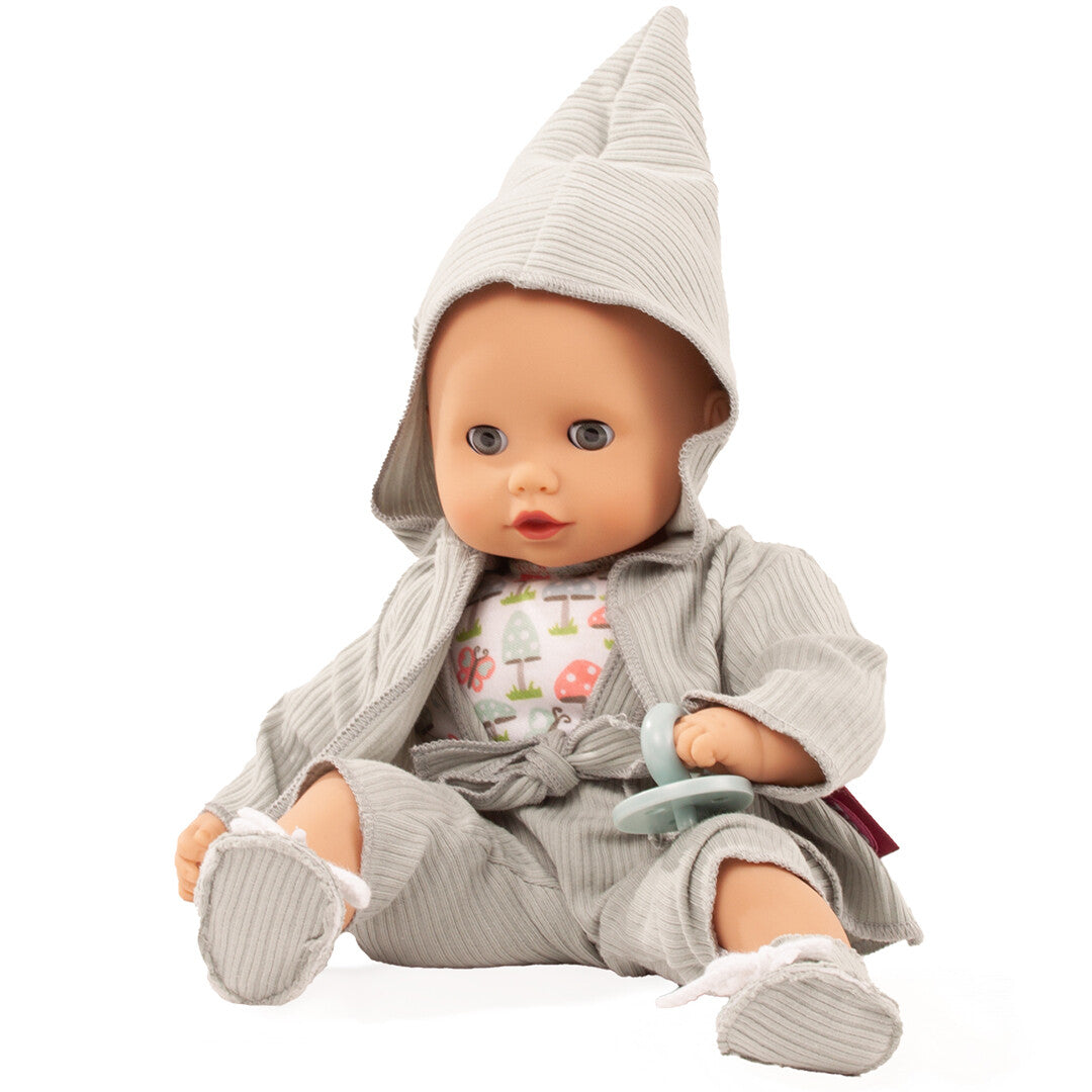 Götz babypop Muffin Glückspilz met speen, zittend in een grijze geribbelde outfit met puntmuts en een shirt met paddenstoelenpatroon.