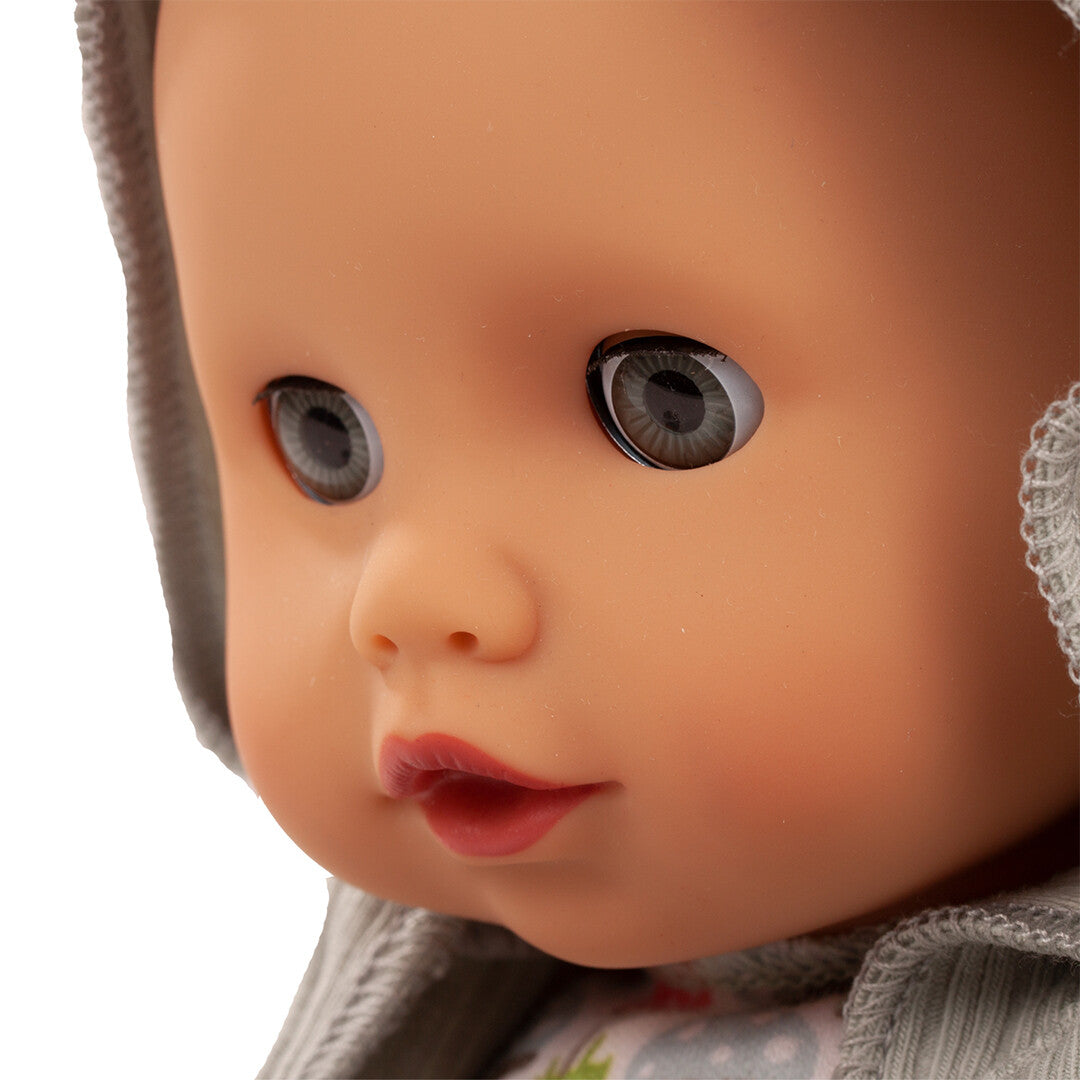 Close-up van het gezicht van de Götz babypop Muffin Glückspilz met open ogen en een lichtroze mond.