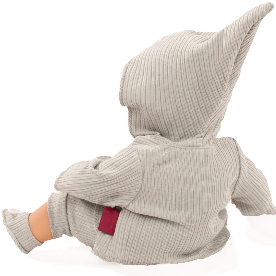 Götz babypop Muffin Glückspilz van achteren gezien, zittend in een grijze geribbelde outfit met puntmuts.