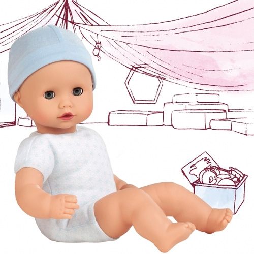 Babypop met lichtblauwe muts en wit pakje zit voor een getekende kinderkamer.