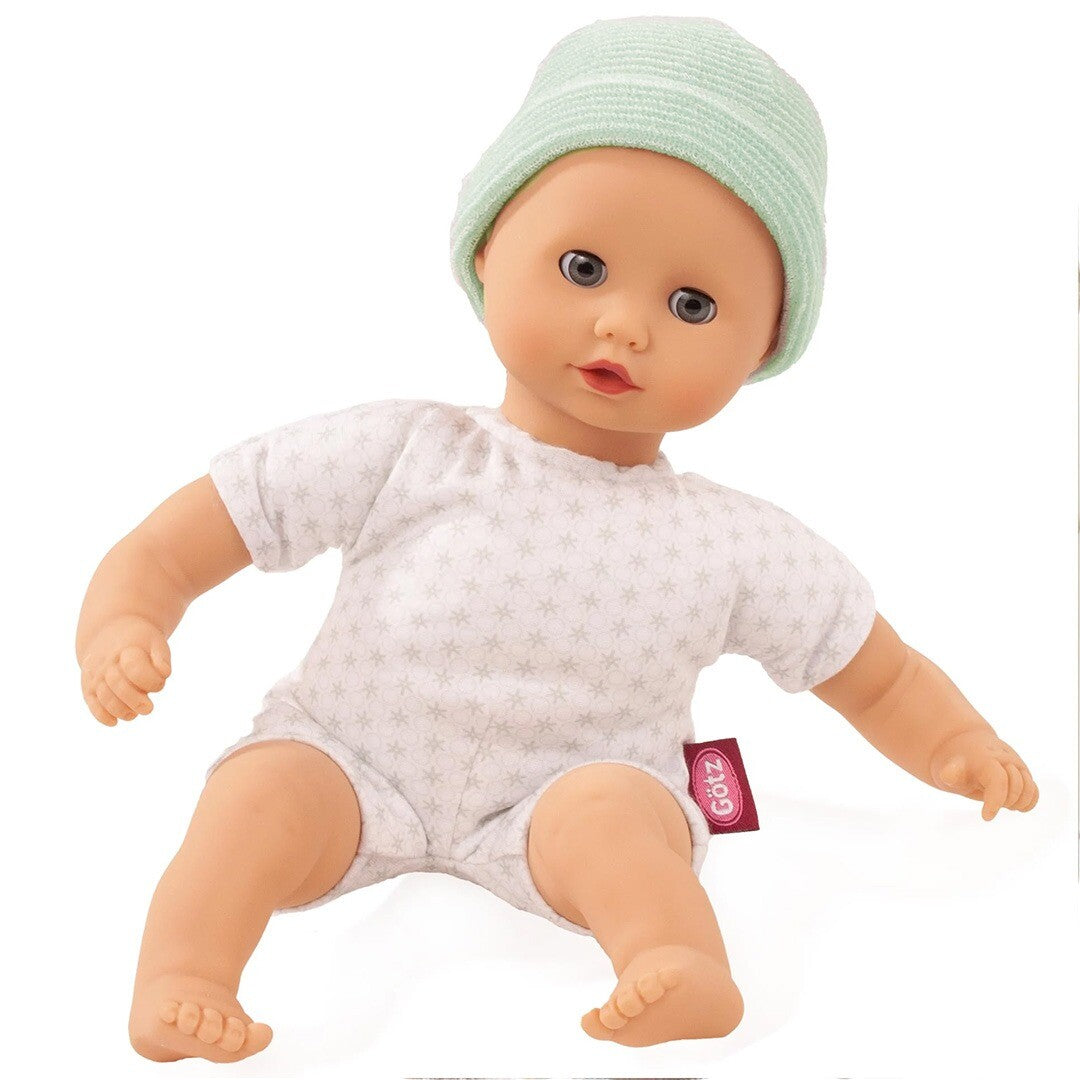 Götz babypop Muffin met witte romper met sterrenpatroon en mintgroene muts.
