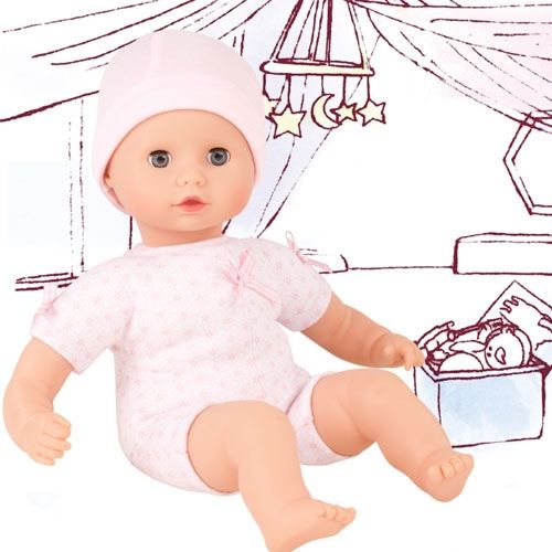 Gotz babypop met roze romper en muts zittend voor een getekende kinderkamer.